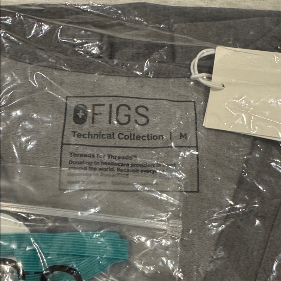 Figs Charcoal Scrub 3 pocket Top & YOLA skinny pants regular set w/figs mask - Picture 3 of 11